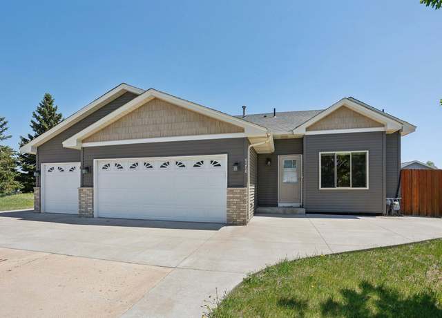 Property at 9206 Louisiana Ave N, Brooklyn Park, MN 55445, 3 beds, 2 baths