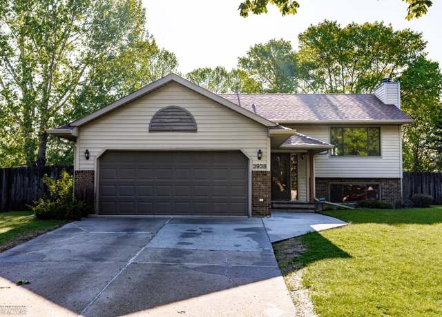 Property at 3938 15th St S, Fargo, ND 58104, 4 beds, 3 baths