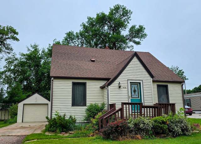 Property at 808 5th St SW, Pipestone, MN 56164, 3 beds, 3 baths