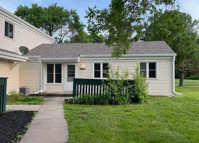 Property at 4918 Grenwich Trl N, Oakdale, MN 55128, 3 beds, 1 bath