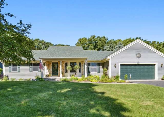 Property at 901 Grandview Dr, Hudson, WI 54016, 3 beds, 2 baths
