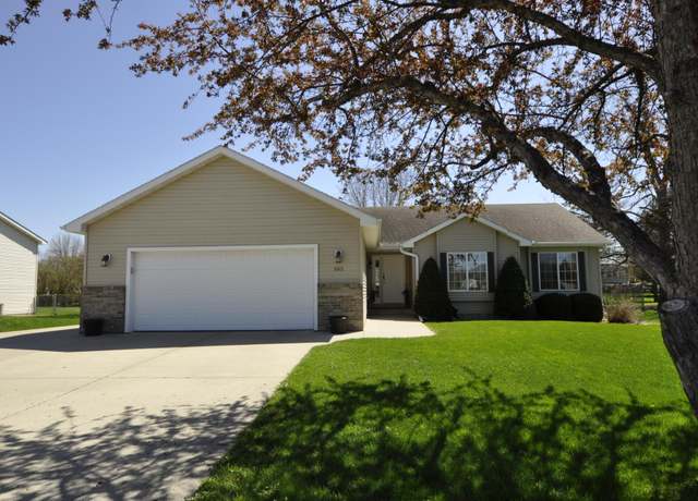 Property at 965 18th St SE, Owatonna, MN 55060, 4 beds, 3 baths
