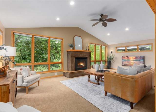 Property at 2513 Burl Oak Curv, Hudson, WI 54016, 5 beds, 3 baths