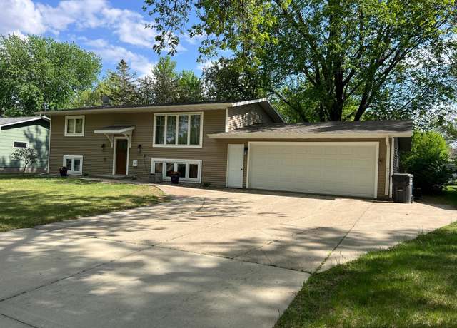 Property at 14 S Court St, Morris, MN 56267, 4 beds, 2 baths