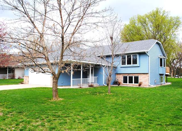 Property at 321 Pleasant Ridge Dr, Sauk Rapids, MN 56379, 4 beds, 2 baths