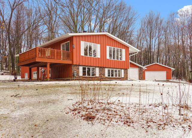 Property at 1092 Golden Oaks Dr, Saint Joseph Twp, WI 54016, 5 beds, 2 baths