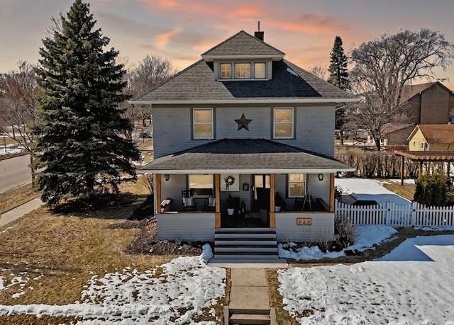 Property at 724 S Calvin St, Fergus Falls, MN 56537, 4 beds, 2 baths