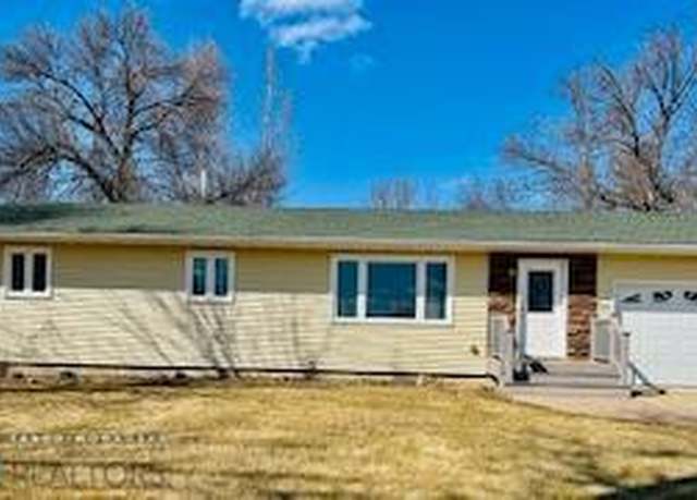 Property at 318 1st Ave SW, Hillsboro, ND 58045, 3 beds, 2 baths