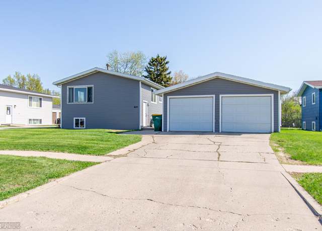 Property at 625 2nd Ave E, Fargo, ND 58078, 6 beds, 4 baths