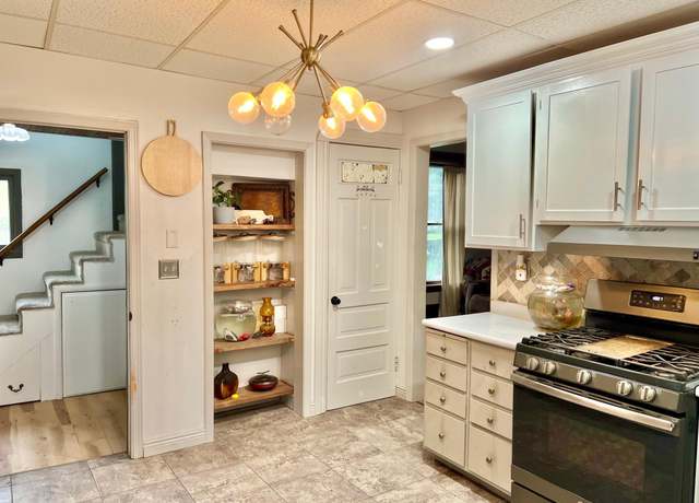 Property at 410 10th St SW, Willmar, MN 56201, 3 beds, 3 baths