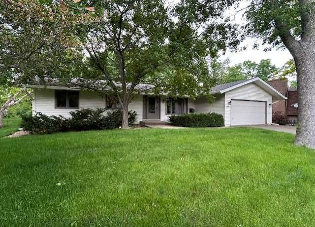 Property at 9020 High Point Cir, Eden Prairie, MN 55347, 3 beds, 3 baths