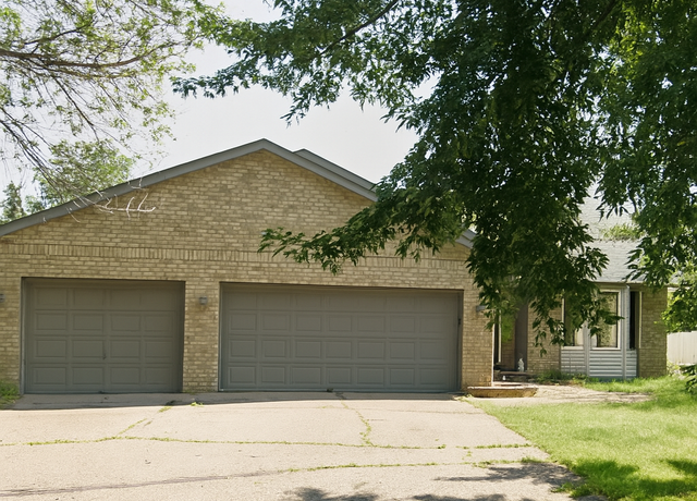 Property at 1199 Sunrise Dr, Woodbury, MN 55125, 3 beds, 3 baths