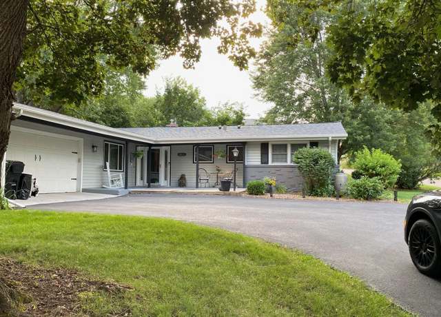 Property at 2091 Kenwood Dr E, Maplewood, MN 55117, 4 beds, 2 baths
