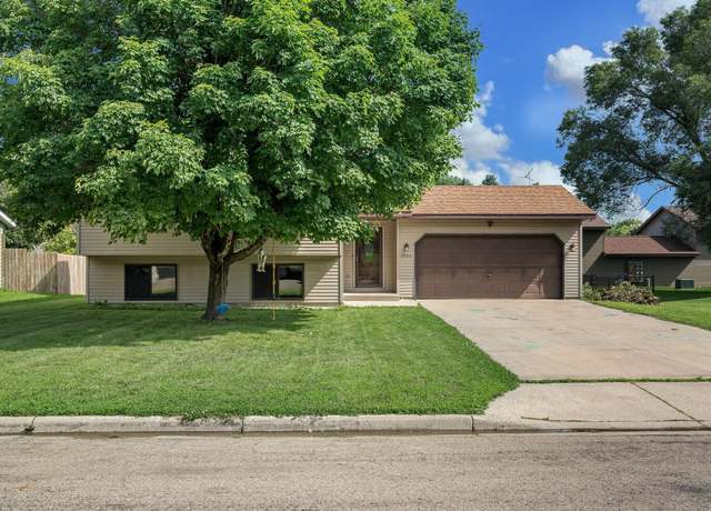 Property at 1936 Greenwood Dr, Owatonna, MN 55060, 3 beds, 2 baths