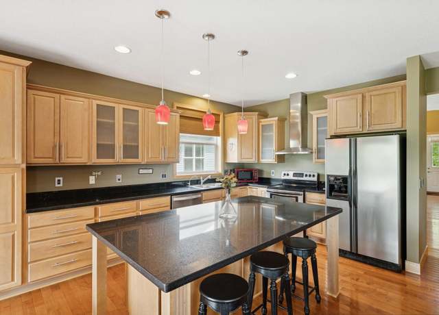 Property at 880 Drew Dr, Woodbury, MN 55129, 4 beds, 3 baths