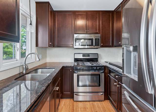 Property at 919 7th Ave E, Shakopee, MN 55379, 4 beds, 2 baths