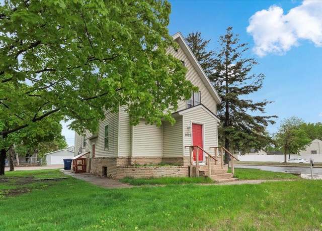 Property at 1001 Washington Memorial Dr, Saint Cloud, MN 56301, 6 beds, 3 baths
