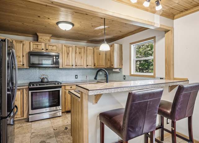 Property at 100 Dartmoor Rd, Mahtomedi, MN 55115, 2 beds, 1 bath