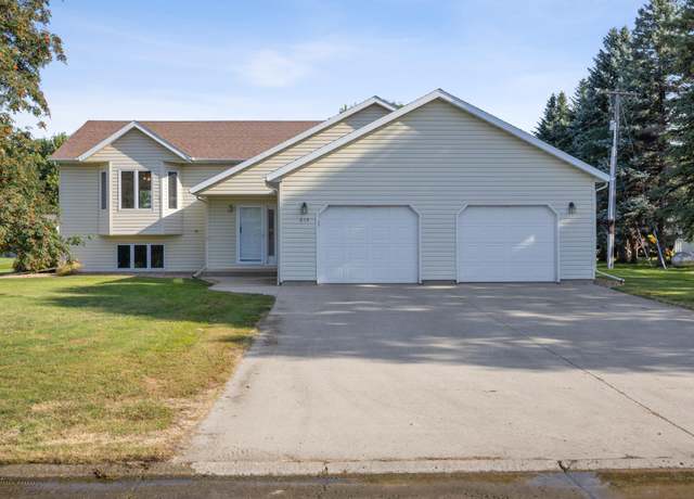 Property at 612 Fairway Dr, Casselton, ND 58012, 4 beds, 2 baths