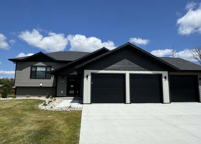 Property at 515 Lincoln St SE, Warroad, MN 56763, 4 beds, 3 baths
