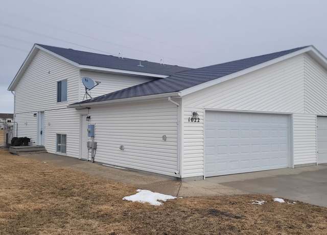 Property at 1022 38 1/2 Ave W, West Fargo, ND 58078, 3 beds, 2 baths