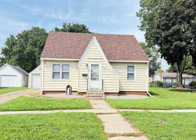 Property at 218 S Chestnut St, Belle Plaine, MN 56011, 2 beds, 1 bath