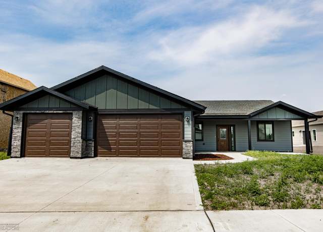 Property at 4712 Hampton Loop S, Moorhead, MN 56560, 4 beds, 3 baths