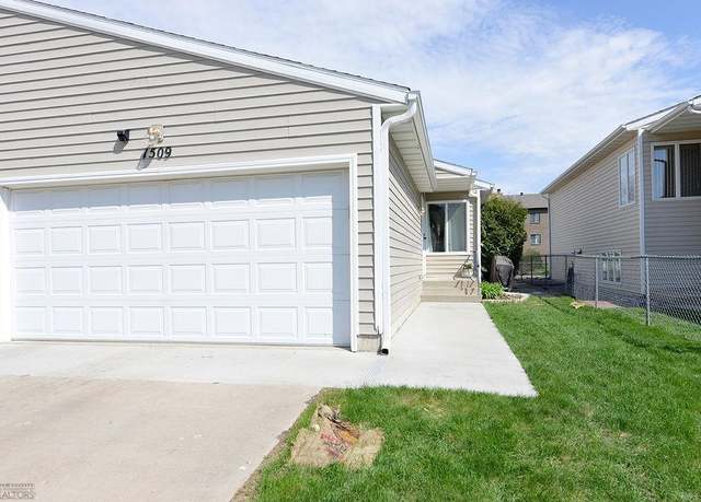 Property at 1509 28th Ave S, Fargo, ND 58103, 3 beds, 2 baths