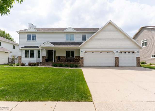 Property at 4408 Riverwood Dr N, Fargo, ND 58102, 7 beds, 4 baths