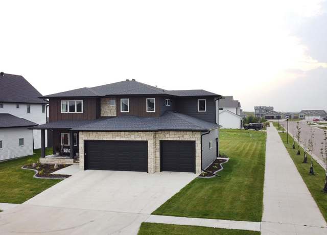 Property at 8813 Meadowlark Pkwy, Fargo, ND 58047, 5 beds, 4 baths