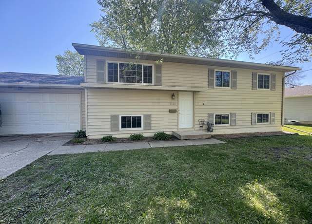 Property at 1601 8th Ave NE, Owatonna, MN 55060, 4 beds, 3 baths