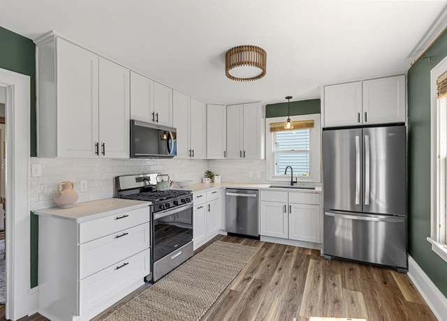 Property at 563 Eustis St, Saint Paul, MN 55104, 3 beds, 3 baths