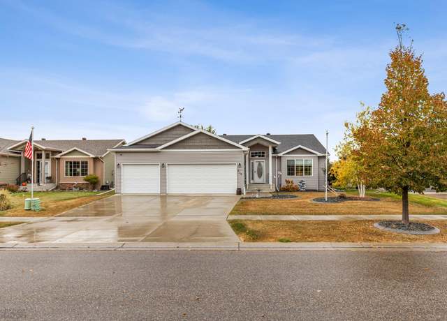 Property at 216 30 Ave E, West Fargo, ND 58078, 5 beds, 3 baths
