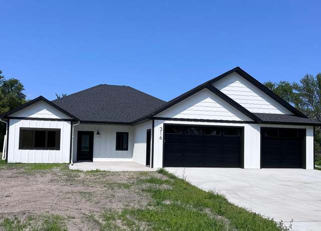 Property at 316 4th Ave SW, Hankinson, ND 58041, 3 beds, 2 baths