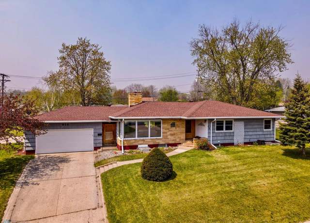 Property at 915 2nd Ave NW, Valley City, ND 58072, 4 beds, 2 baths