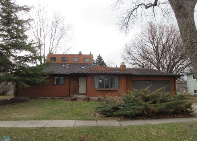Property at 3307 Elm St N, Fargo, ND 58102, 5 beds, 3 baths