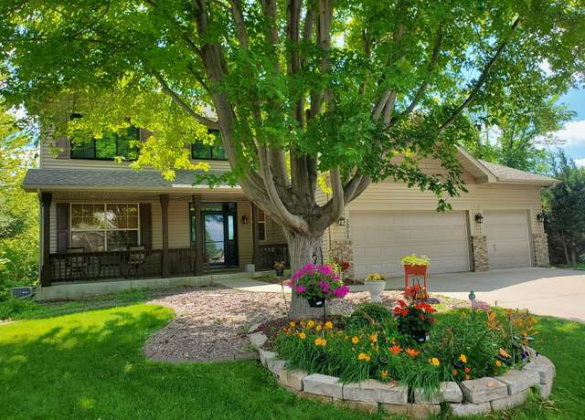 Property at 3068 Clary Ct, Shakopee, MN 55379, 5 beds, 4 baths