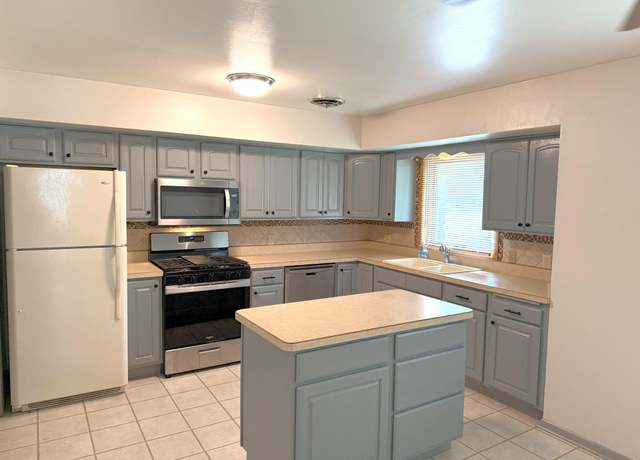 Property at 1611 Graydon Ave, Brainerd, MN 56401, 3 beds, 2 baths