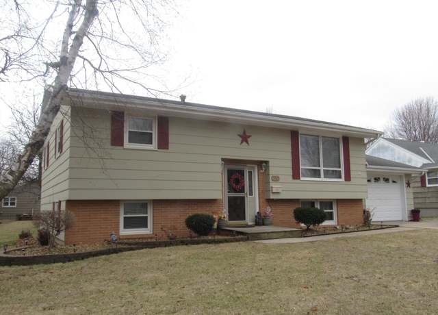 Property at 350 Lakehill Dr, Worthington, MN 56187, 4 beds, 2 baths