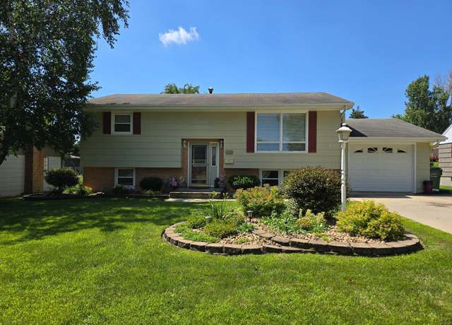 Property at 350 Lakehill Dr, Worthington, MN 56187, 4 beds, 2 baths
