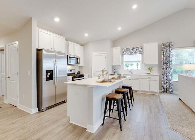 Property at 9889 89th St S, Cottage Grove, MN 55016, 5 beds, 4 baths