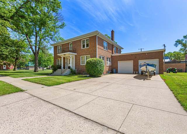 Property at 440 6th St, Lafayette, MN 56054, 5 beds, 4 baths
