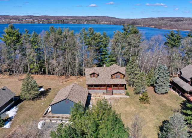 Property at 871 207th St, Dresser, WI 54009, 3 beds, 3 baths