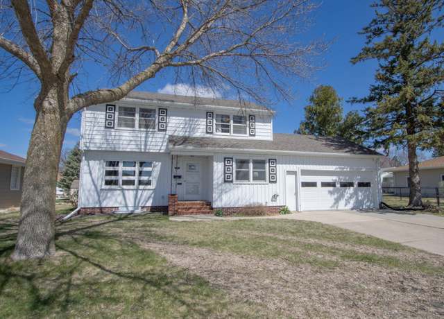 Property at 610 Victoria St, Fairmont, MN 56031, 4 beds, 3 baths