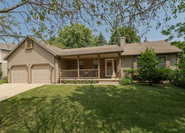 Property at 2011 Parkwood Hills Dr NE, Rochester, MN 55906, 4 beds, 3 baths