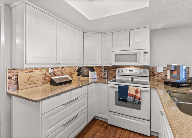 Property at 6085 Lincoln Dr #122, Edina, MN 55436, 2 beds, 2 baths