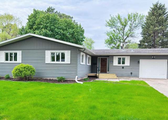 Property at 2834 2nd St N, Fargo, ND 58102, 3 beds, 2 baths