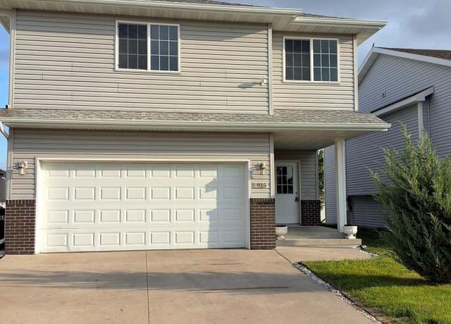 Property at 915 30th Ave W, West Fargo, ND 58078, 3 beds, 3 baths