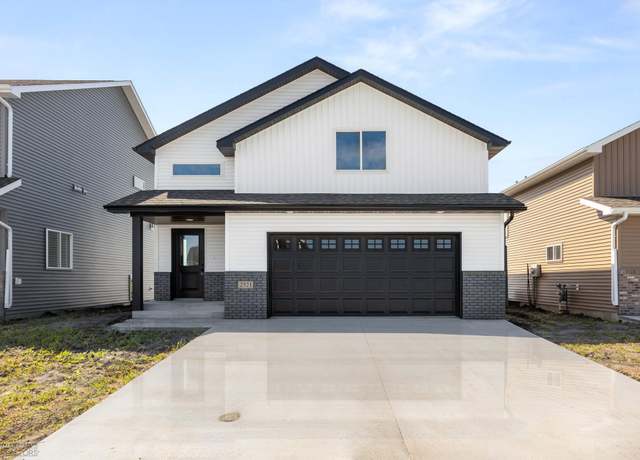 Property at 2521 38th Ave S, Moorhead, MN 56560, 4 beds, 2 baths