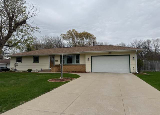 Property at 823 Apgar St S, Shakopee, MN 55379, 3 beds, 2 baths